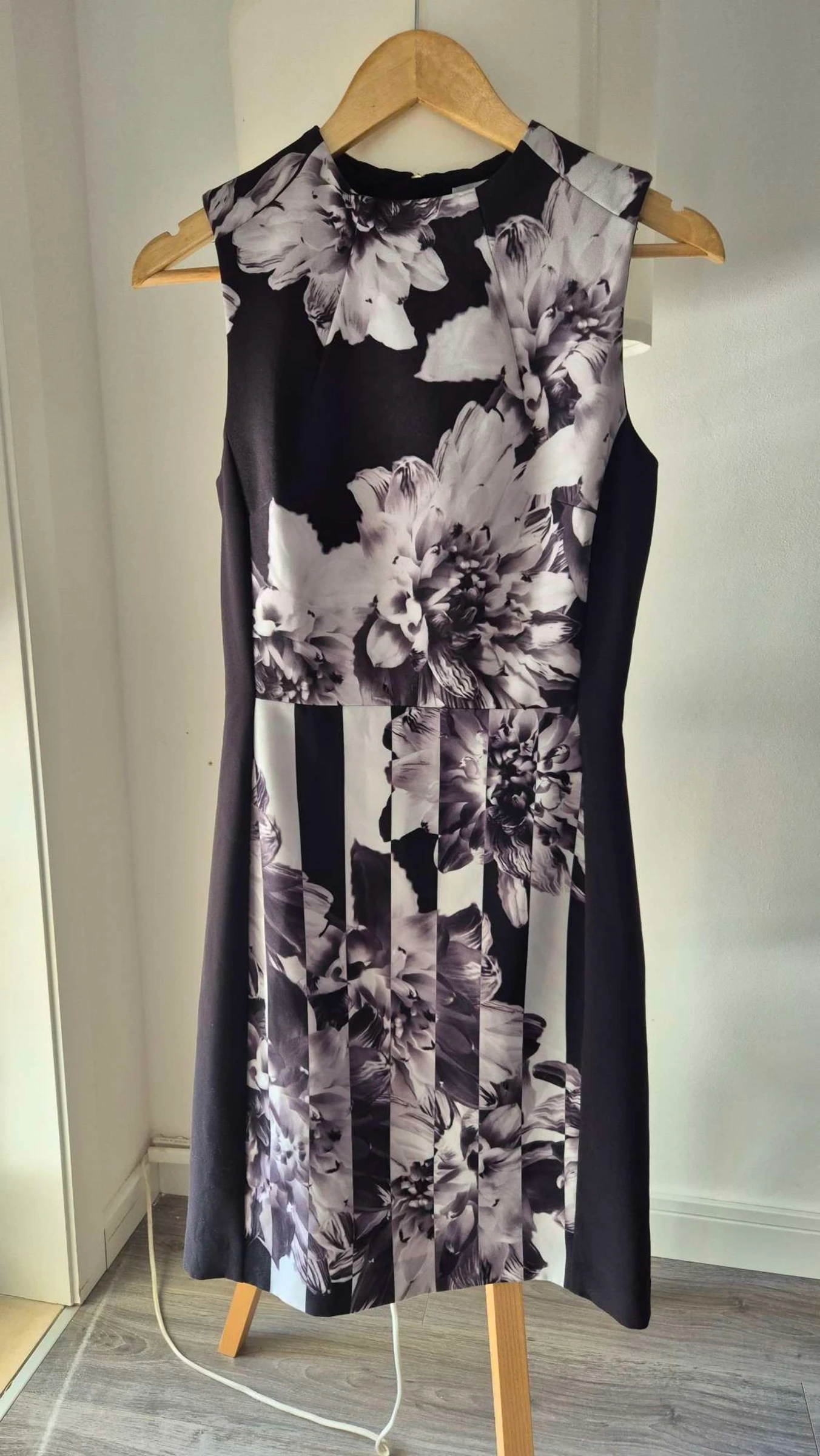 Vestido H&M floral preto e branco – Tamanho 38